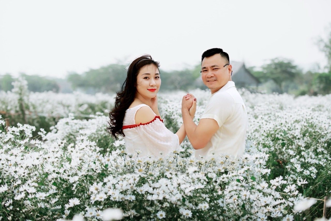 Nam Đại tá là NSND, Giám đốc Nhà hát Chèo Quân đội yêu vợ sâu đậm, hay đăng status 'cảm ơn em'- Ảnh 1. Tự Long và vợ