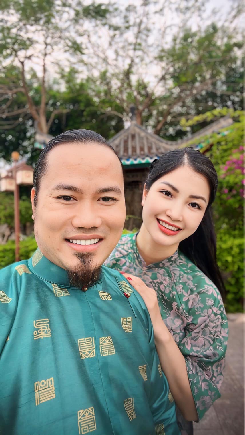 Vượng Râu và bà xã xinh đẹp Vợ chồng Vượng Râu hạnh phúc bên nhau