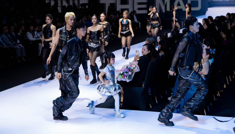 Mẫu nhí Jennie Bảo Châu trên sân khấu thời trang