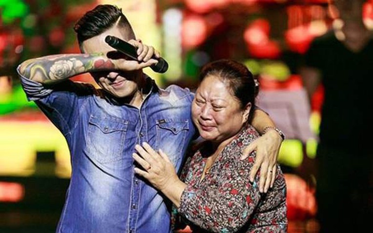 Tuấn Hưng và mẹ.