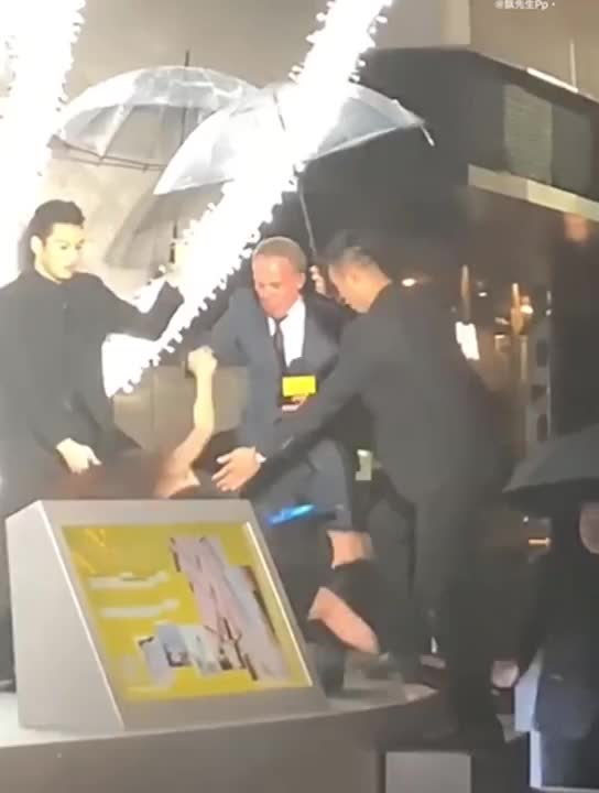 Thư Kỳ bị ngã tại sự kiện ngoài trời