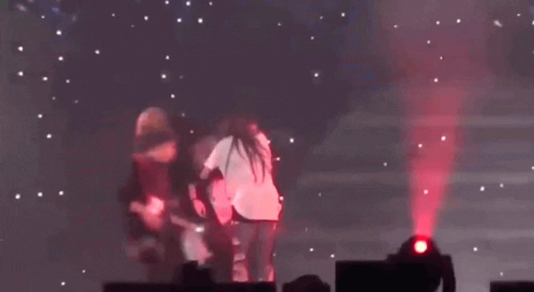 Ca sĩ ngất xỉu trên sân khấu: HyunA giảm cân đến bất tỉnh, Jisoo gục ngã khiến fan thót tim- Ảnh 4. Khoảnh khắc Krystal được đưa vào cánh gà vì ngất xỉu