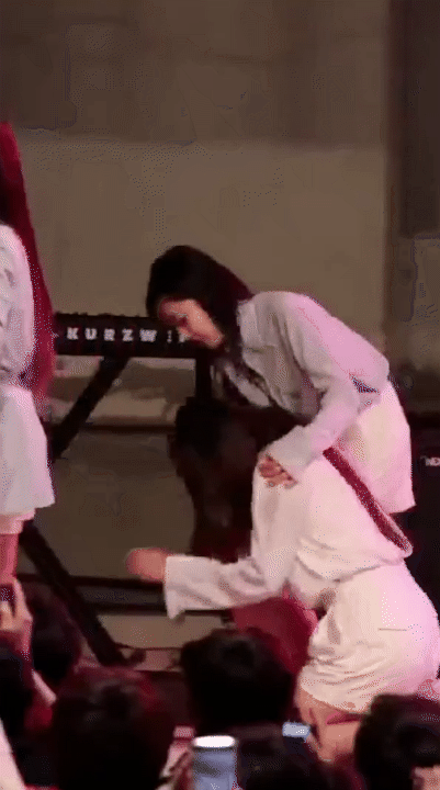 Ca sĩ ngất xỉu trên sân khấu: HyunA giảm cân đến bất tỉnh, Jisoo gục ngã khiến fan thót tim- Ảnh 7. Jisoo nhóm Lovelyz từng gây lo lắng vì khoảnh khắc ngã gục trên sân khấu