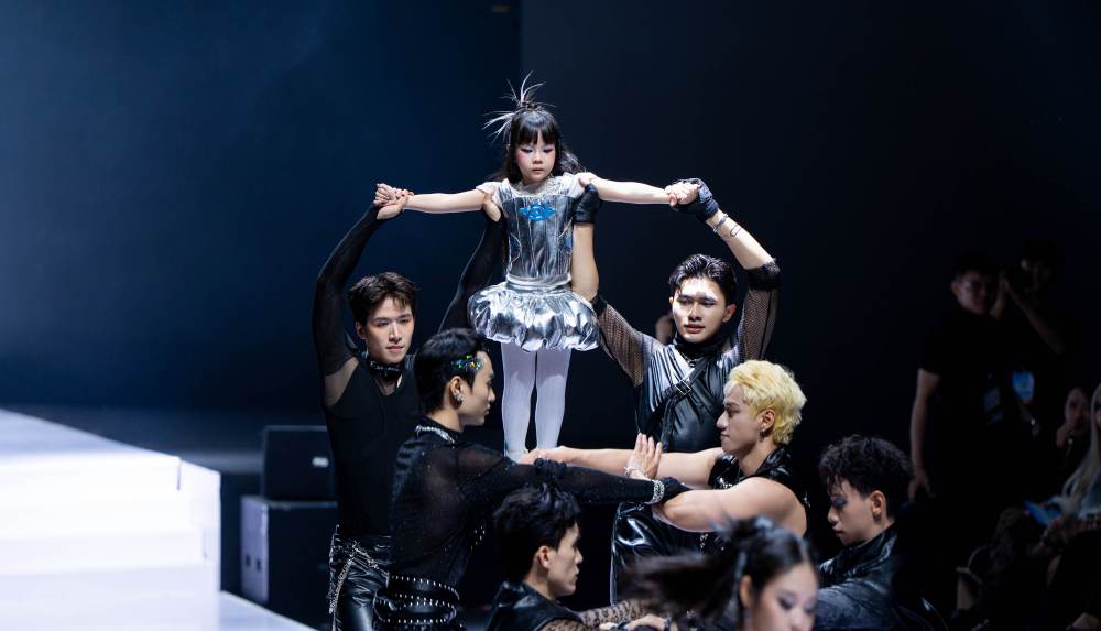 Mẫu nhí Jennie Bảo Châu nhảy cùng vũ đoàn