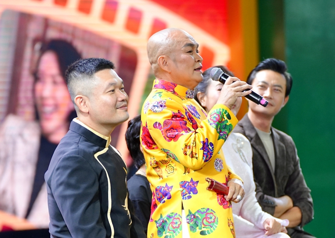 Nghệ sĩ Xuân Hinh tại Hội chợ Mùa Thu 2025 Xuân Hinh trong buổi giao lưu