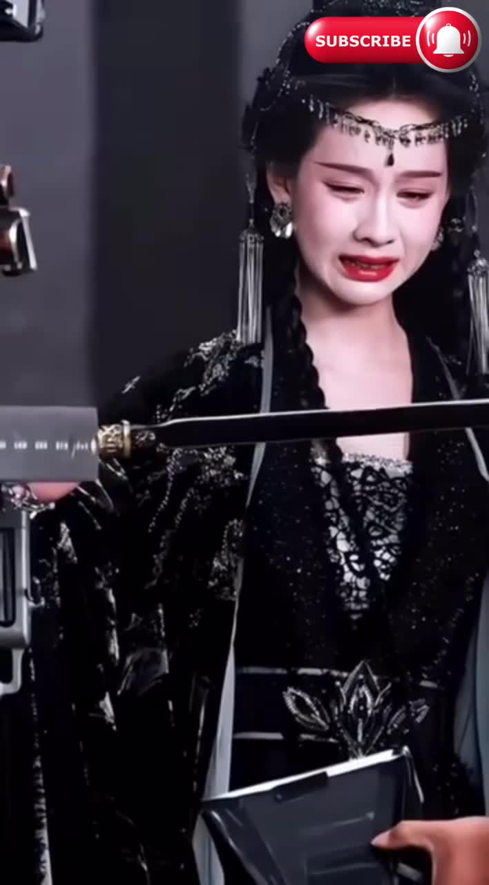 Cảnh khóc gây tranh cãi của Trần Đô Linh trên phim trường Nguyệt Lân Ỷ Kỷ.