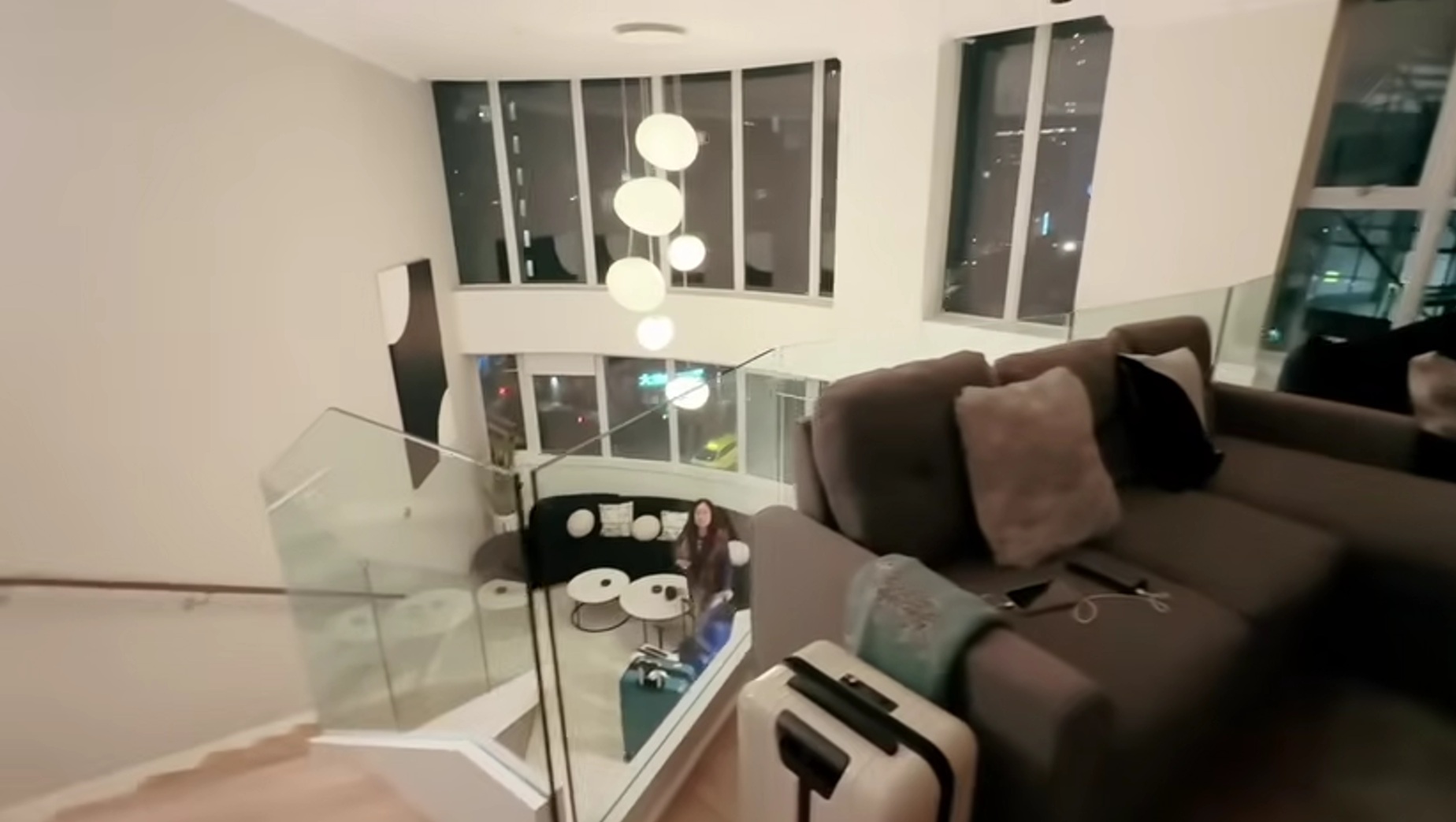 Đệ nhất danh hài miền Nam 76 tuổi du lịch Canada, ở hẳn penthouse đắt tiền- Ảnh 1. Cận cảnh căn penthouse gia đình nghệ sĩ Bảo Quốc