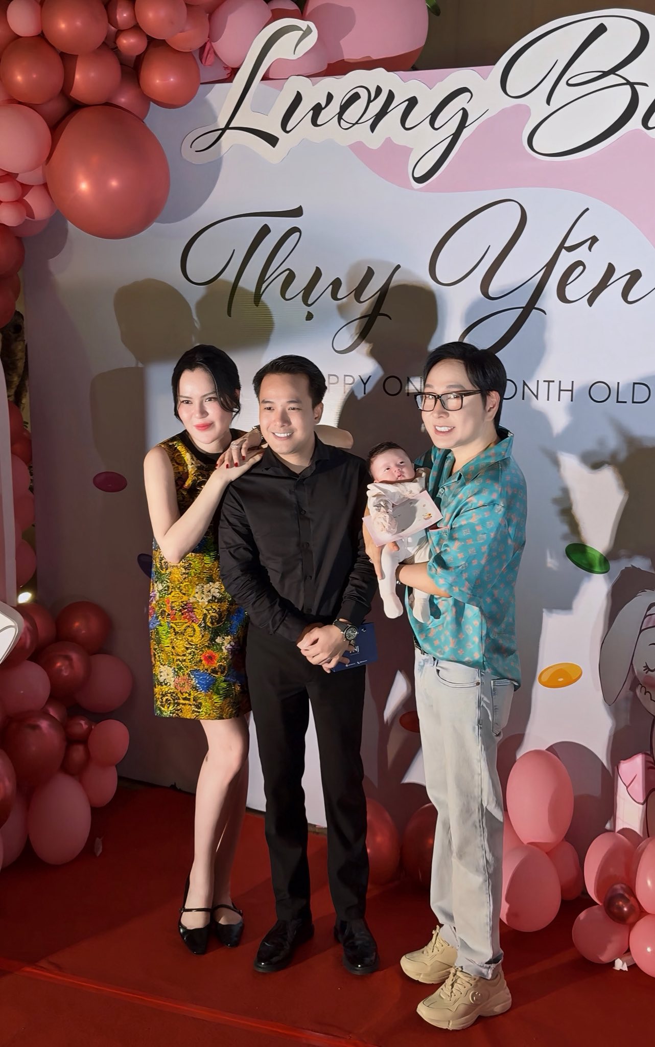 Vợ chồng Vũ Luân và bạn bè trong ngày đầy tháng con gái.