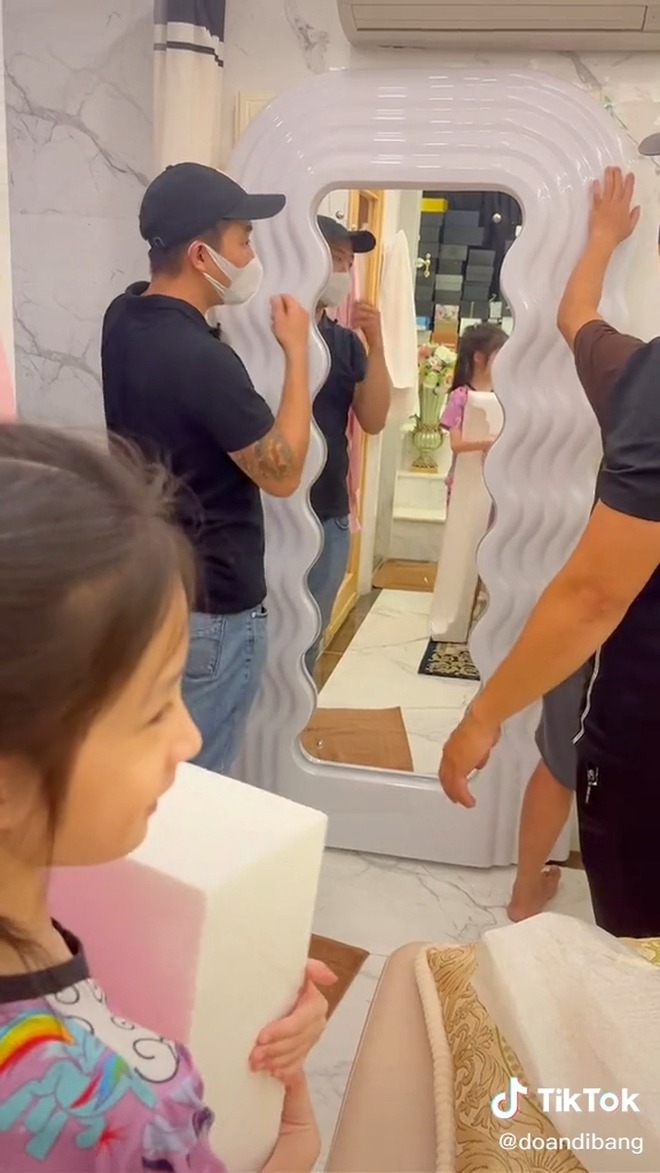 Đoàn Di Băng tiêu tiền ác- Ảnh 2. Chiếc gương hơn 300 triệu Đoàn Di Băng tậu