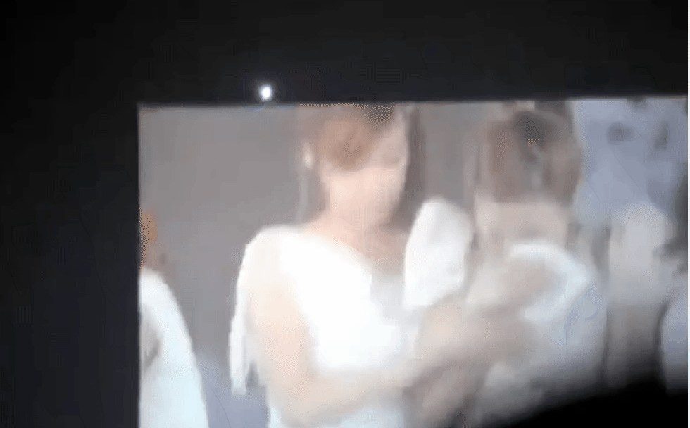 Ca sĩ ngất xỉu trên sân khấu: HyunA giảm cân đến bất tỉnh, Jisoo gục ngã khiến fan thót tim- Ảnh 6. Sunny (SNSD) bật khóc, xin lỗi người hâm mộ vì phải nhập viện giữa chừng