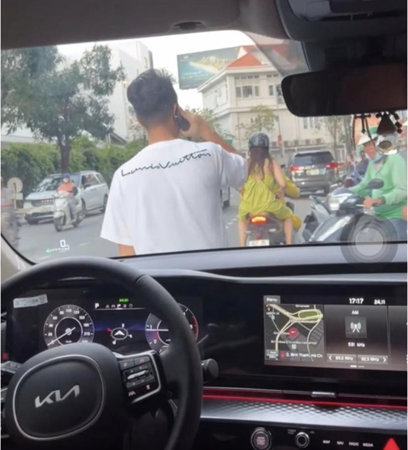 Vào tháng 11/2022, Diệp Lâm Anh từng livestream cảnh Đức Phạm ngồi lên đầu xe ô tô, ngăn không cho cô đưa con gái về nhà