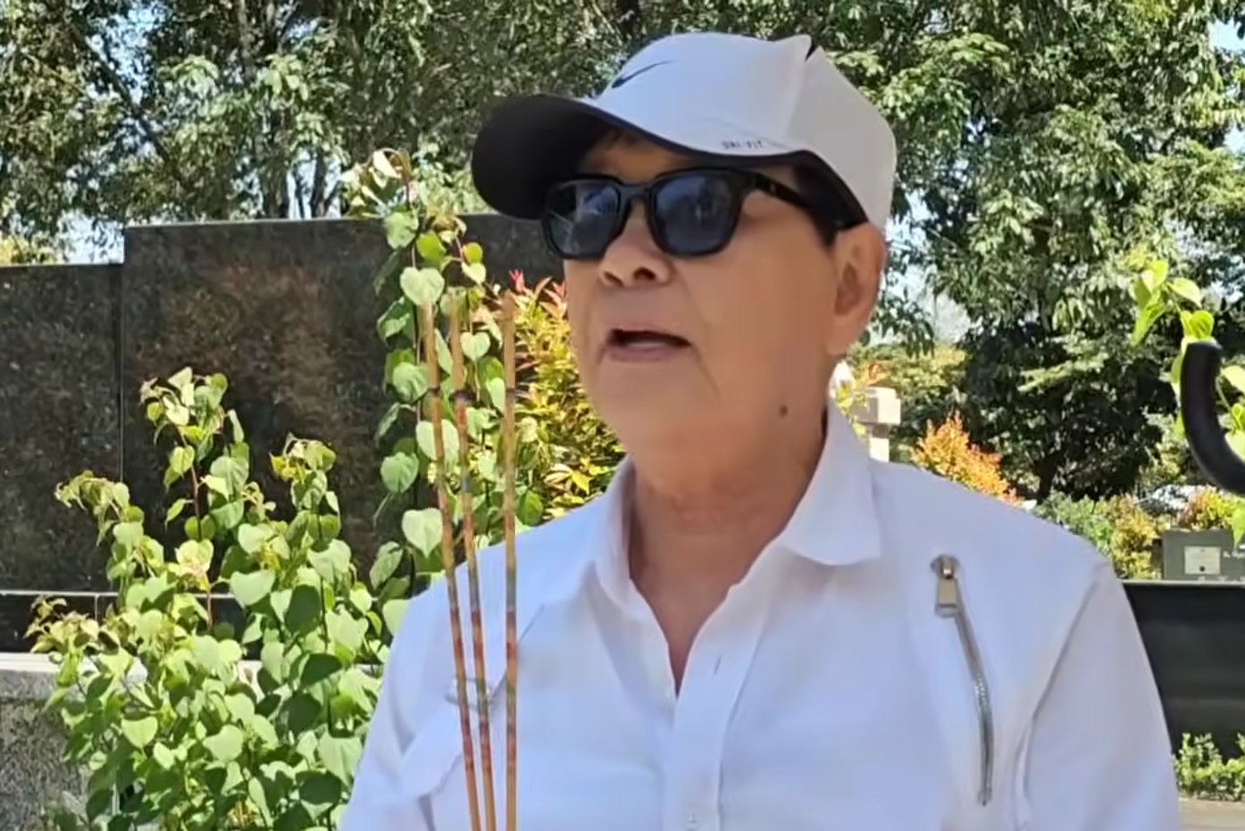 NSND Thanh Điền tới viếng mộ vợ