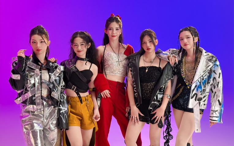 Nhóm nhạc nữ V.Star gồm 5 thành viên tuổi từ 14 đến 17