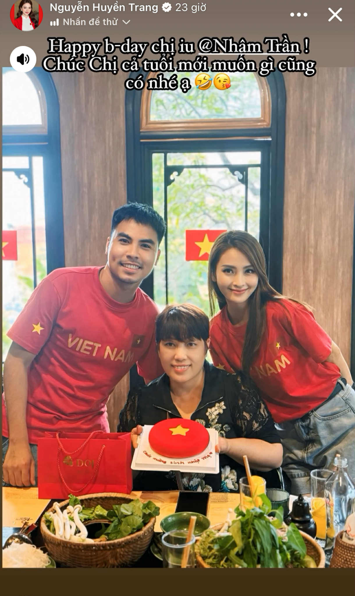 MC Huyền Trang Mù Tạt cưới tiền vệ tuyển Việt Nam?- Ảnh 2. Cô nàng thường khoe trò chuyện với mẹ của chàng cầu thủ