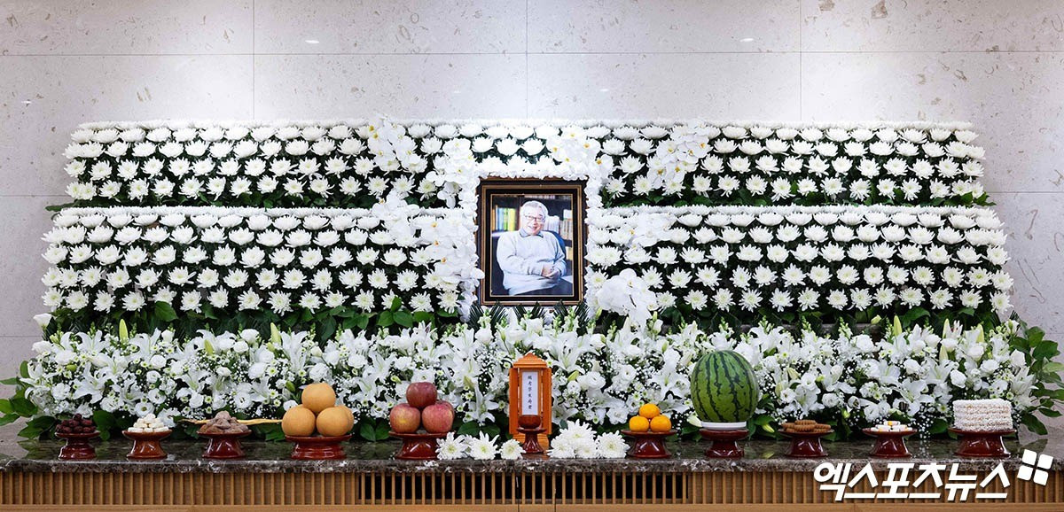 Thị trưởng Seoul Oh Se Hoon và diễn viên Lee Seung Gi tại nhà tang lễ