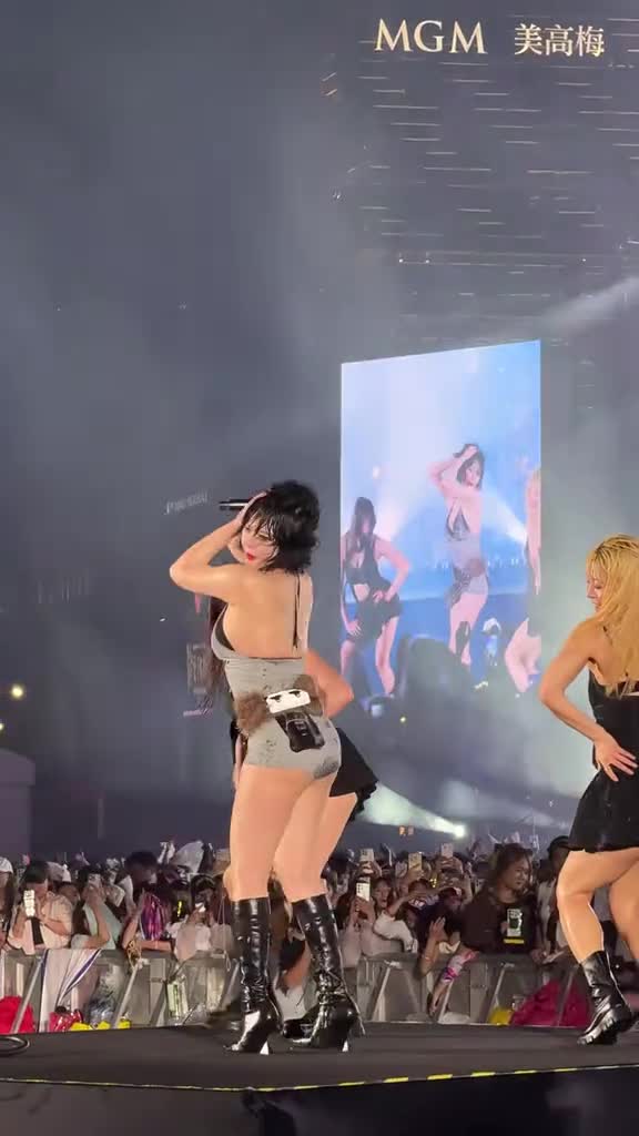 Ca sĩ ngất xỉu trên sân khấu: HyunA giảm cân đến bất tỉnh, Jisoo gục ngã khiến fan thót tim- Ảnh 1. Khoảnh khắc bất tỉnh khi đang trình diễn gây sốc của HyunA