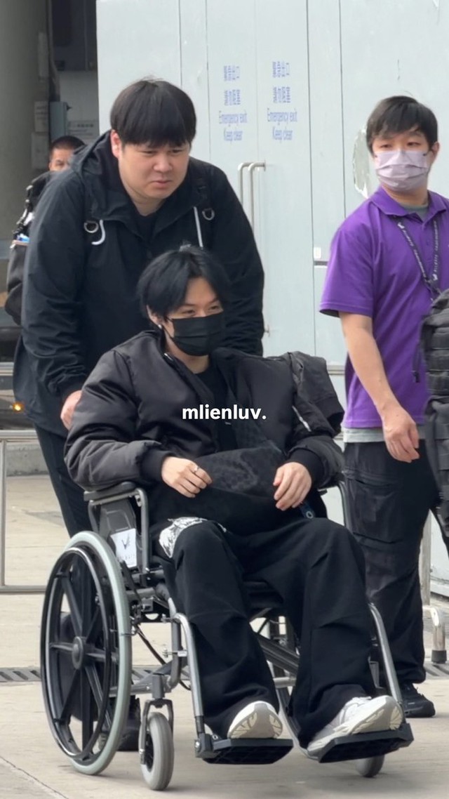 Lee Know dùng xe lăn trở về nước