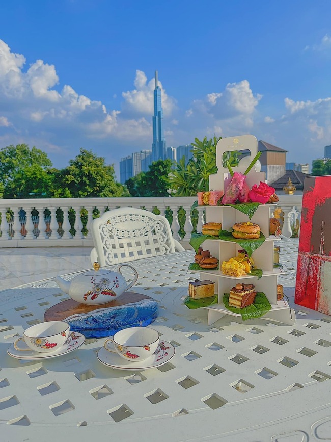 Tầm view đẹp miễn chê với cây xanh thoáng mát, nhìn ra toàn cảnh thành phố View sân thượng biệt thự Lan Khuê