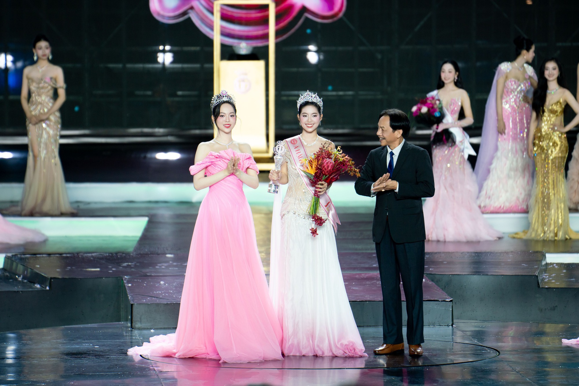 Trịnh Thuỳ Linh trao vương miện tại Chung kết Hoa hậu Việt Nam 2024