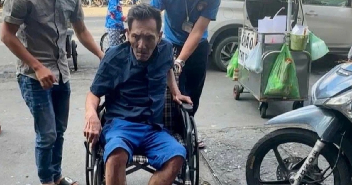 Lòng tự tôn còn lại của nghệ sĩ Thương Tín - Ảnh 1. Nghệ sĩ Thương Tín ngồi xe lăn, gầy gò