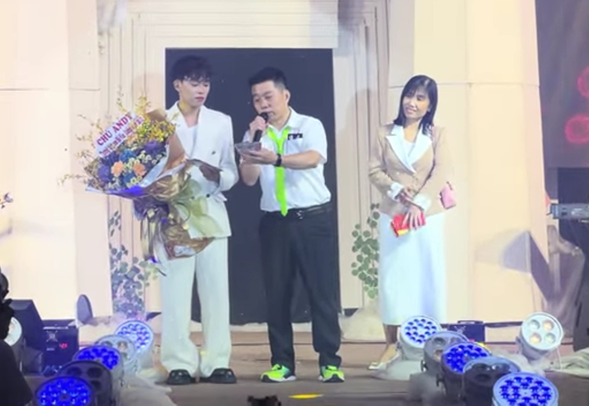 Hồ Văn Cường nhận tiền mặt trên sân khấu