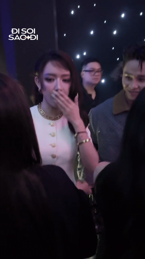 Bích Phương nắm tay, xoa vai tình tứ, còn Tăng Duy Tân thì cười không khép miệng- Ảnh 2. Tăng Duy Tân mỉm cười hạnh phúc