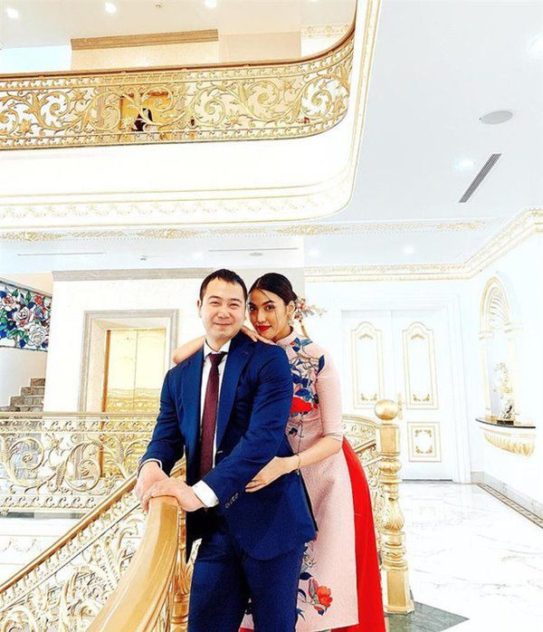 Vợ chồng Lan Khuê check-in bên góc cầu thang dát vàng của dinh thự Cầu thang dát vàng biệt thự Lan Khuê