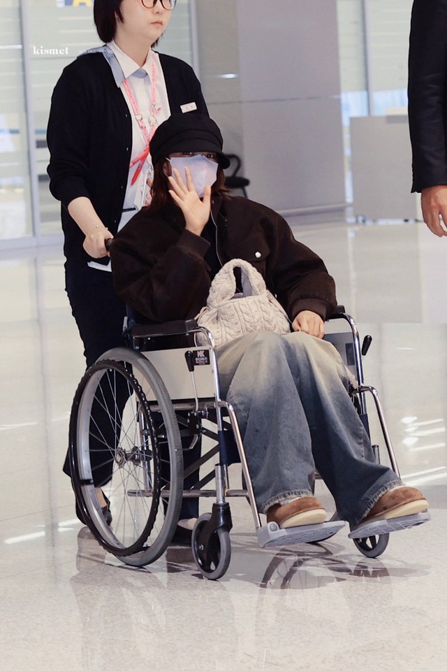 Minnie ngồi xe lăn về nước sau MAMA 2025