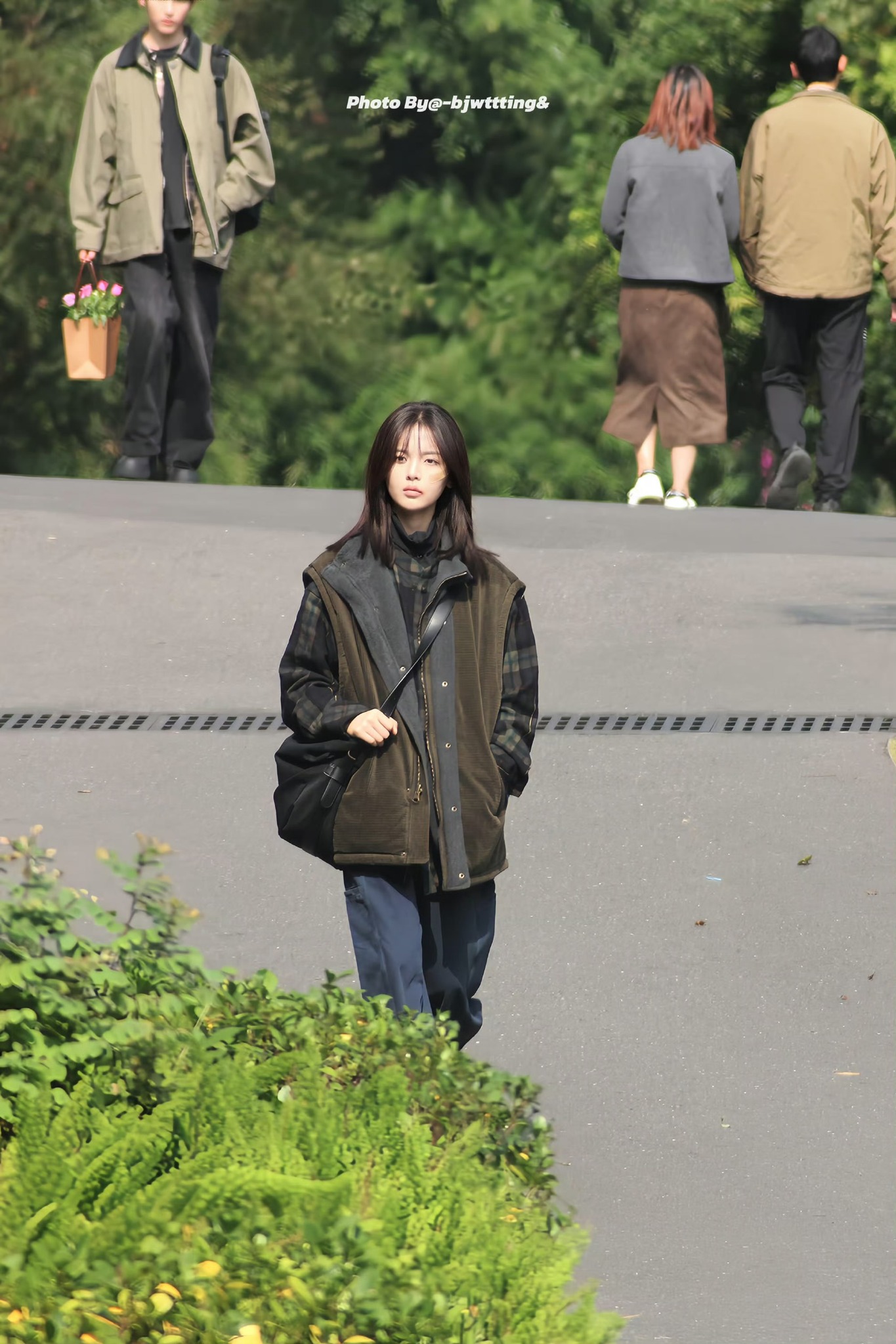 Hình ảnh tại trường quay của Dương Siêu Việt Dương Siêu Việt tại phim trường với diện mạo nhợt nhạt