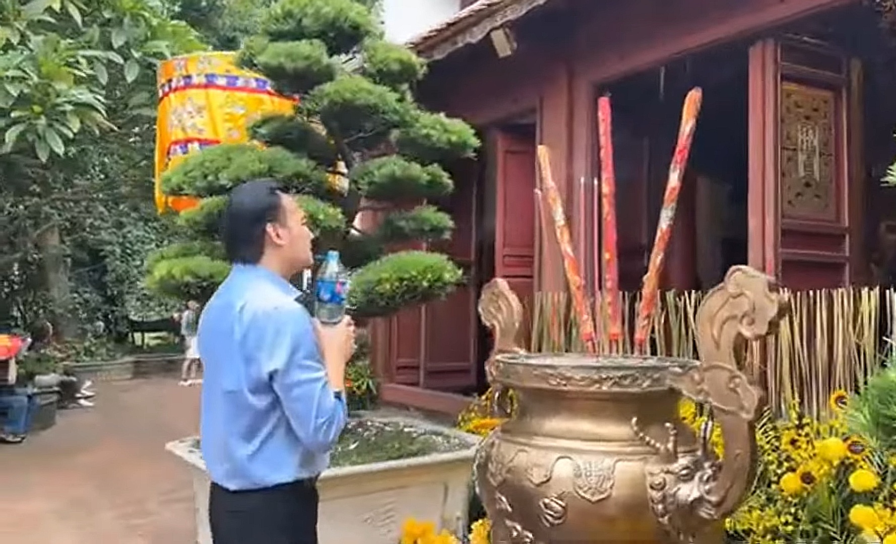 Kim Tiểu Long vãn cảnh Hồ Gươm Kim Tiểu Long bên hồ Hoàn Kiếm