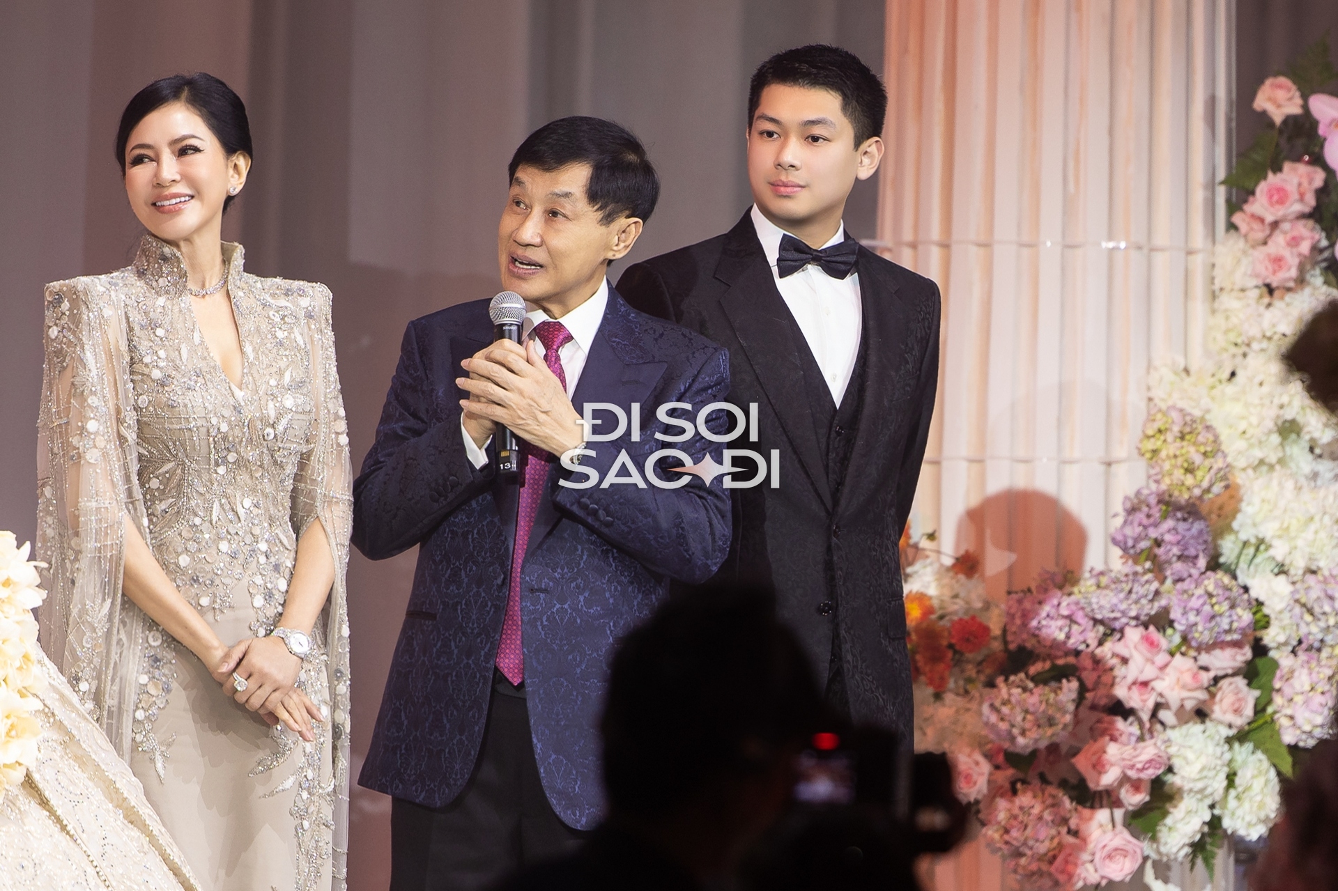 Hiếu Nguyễn cùng bố mẹ đại diện nhà gái trên lễ đường Hiếu Nguyễn trên lễ đường cùng bố mẹ