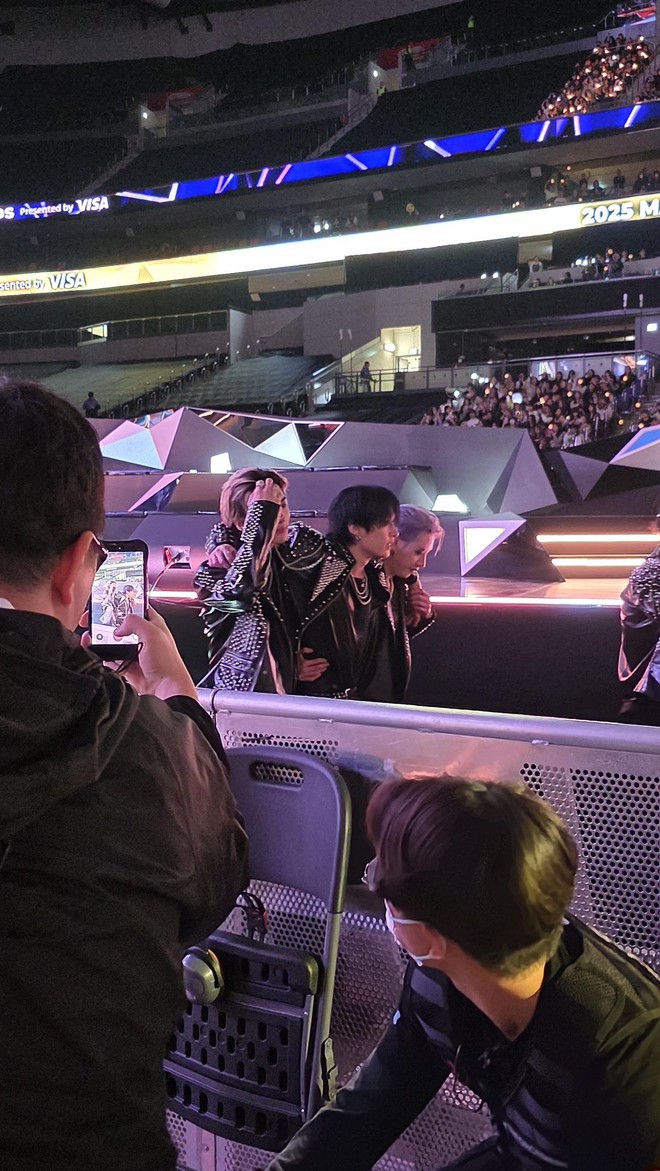 Lee Know được dìu xuống sân khấu sau chấn thương