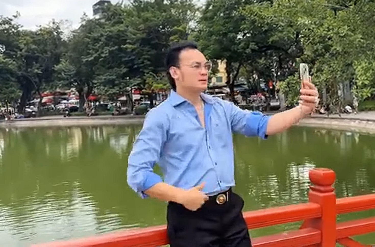 Kim Tiểu Long tại đền Ngọc Sơn Kim Tiểu Long mặc lịch sự tại đền Ngọc Sơn