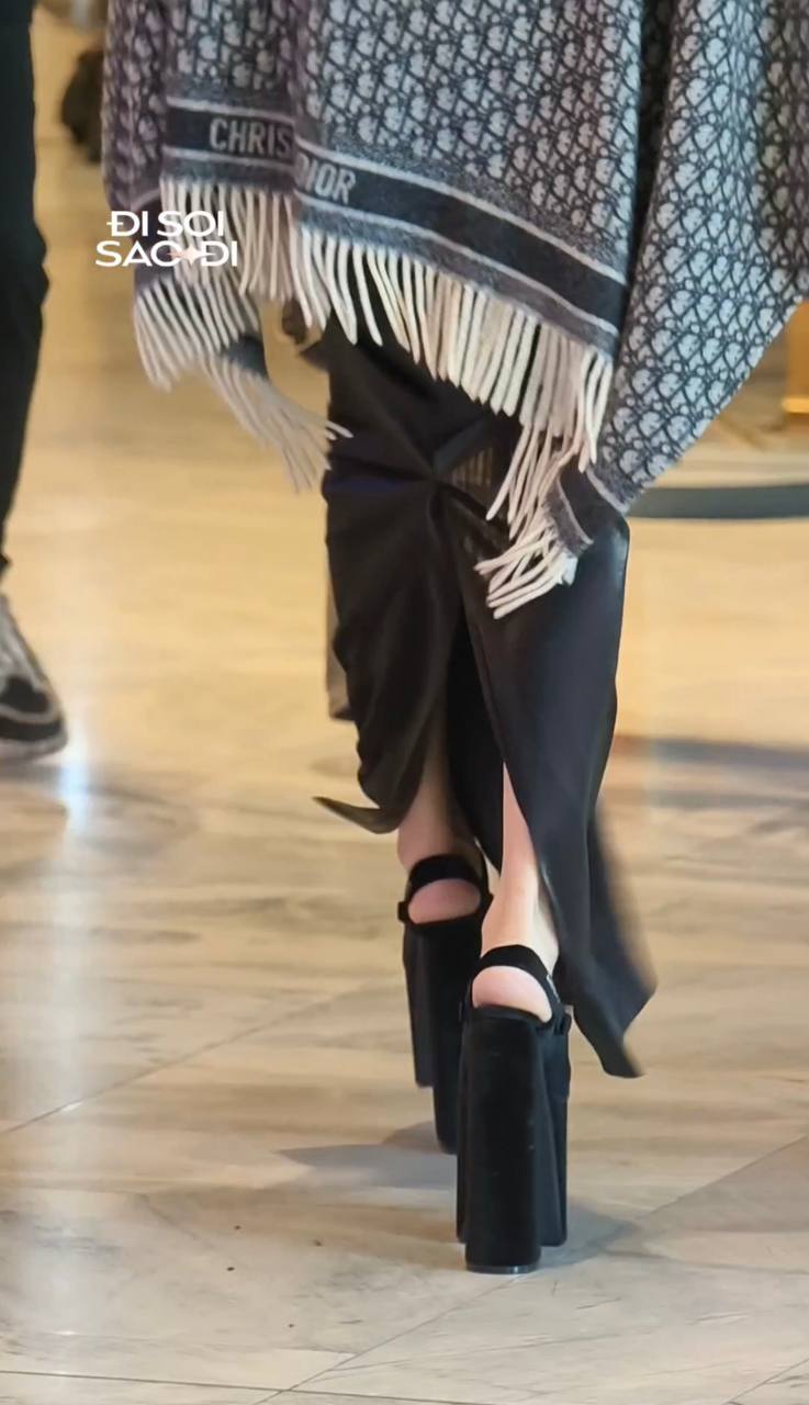 Đôi giày cao gót siêu cao của Hòa Minzy