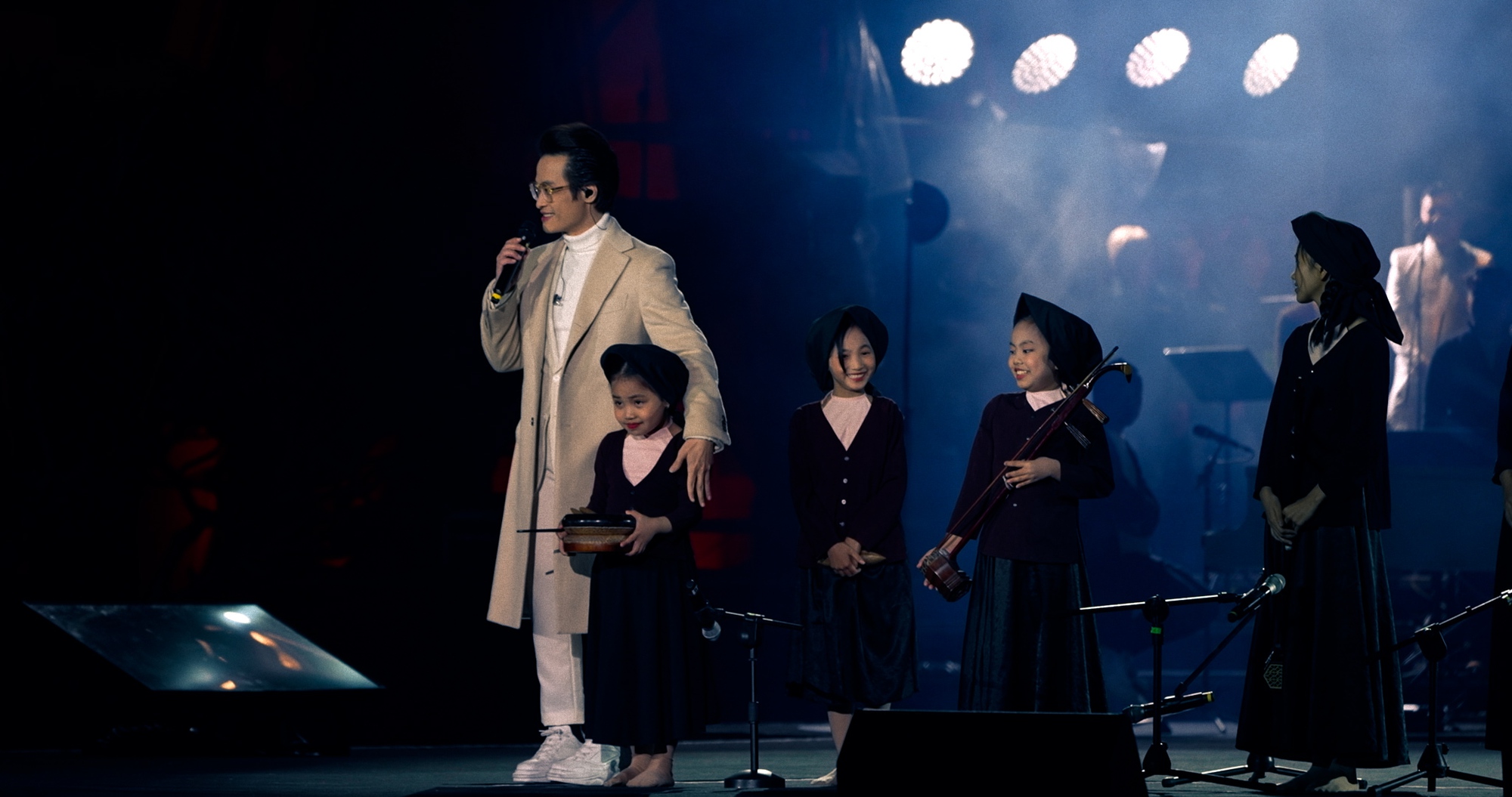 Phim tài liệu về Hà Anh Tuấn ra rạp- Ảnh 2. Hà Anh Tuấn hát xẩm trên sân khấu Hoa Lư