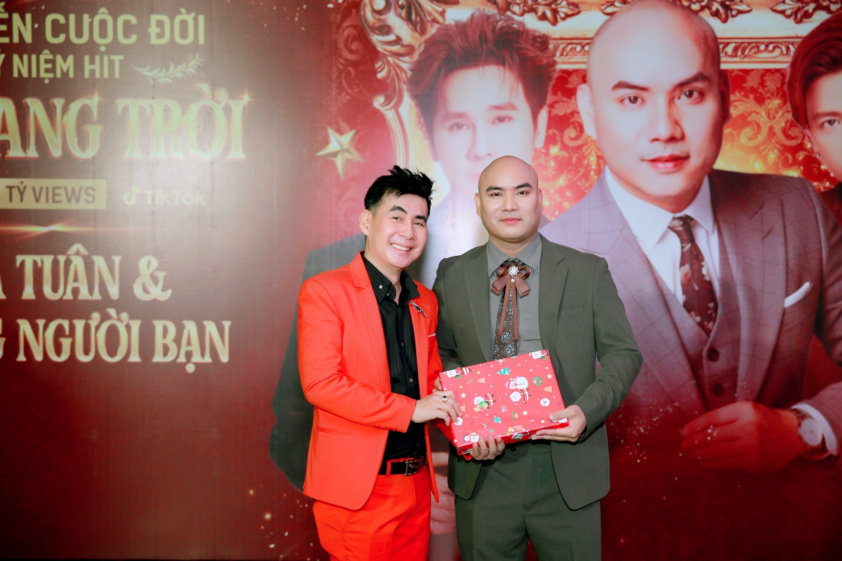 Ca nhạc sĩ A Tuân ăn mừng hit 2 tỷ view hậu đổ vỡ hôn nhân- Ảnh 3. Buổi tiệc của ca nhạc sĩ A Tuân