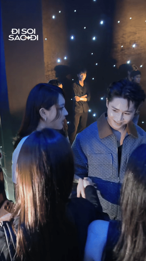 Bích Phương nắm tay, xoa vai tình tứ, còn Tăng Duy Tân thì cười không khép miệng- Ảnh 1. Bích Phương nắm tay, xoa vai tình tứ