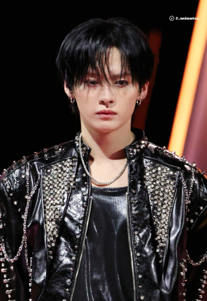 Lee Know bị trẹo mắt cá chân khi biểu diễn