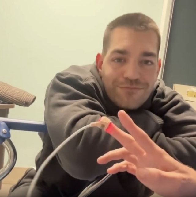 Bạn trai Matt Rogers chăm sóc Fraser Olender Matt Rogers bên cạnh Fraser Olender tại bệnh viện