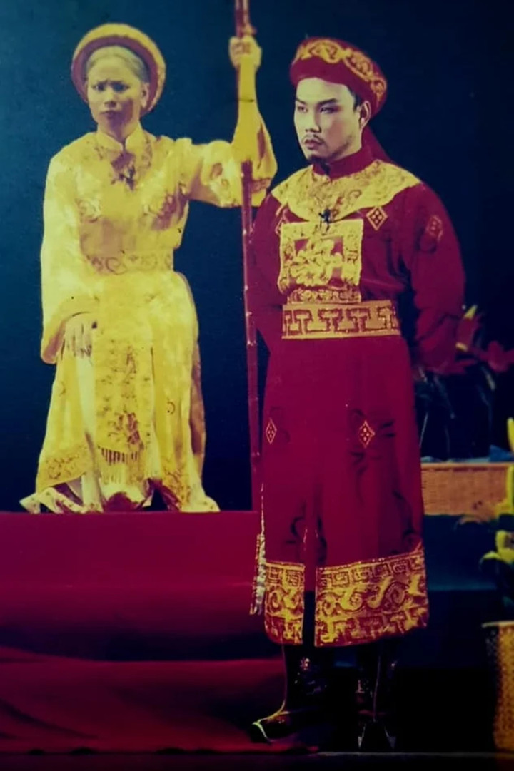 NSND Triệu Trung Kiên trên sân khấu NSND Triệu Trung Kiên đang biểu diễn trên sân khấu