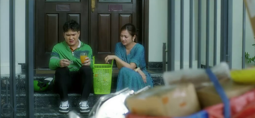 Cảnh ông Phi giao hàng cây cảnh Ông Phi nhận đơn giao cây cảnh