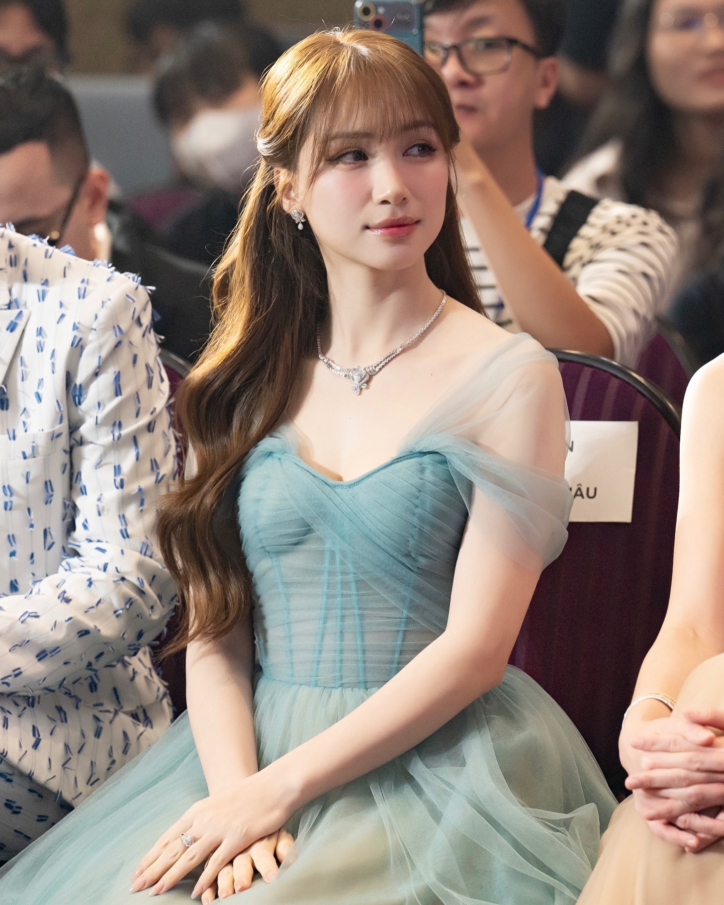 Phong cách táo bạo hiếm thấy ở Hòa Minzy