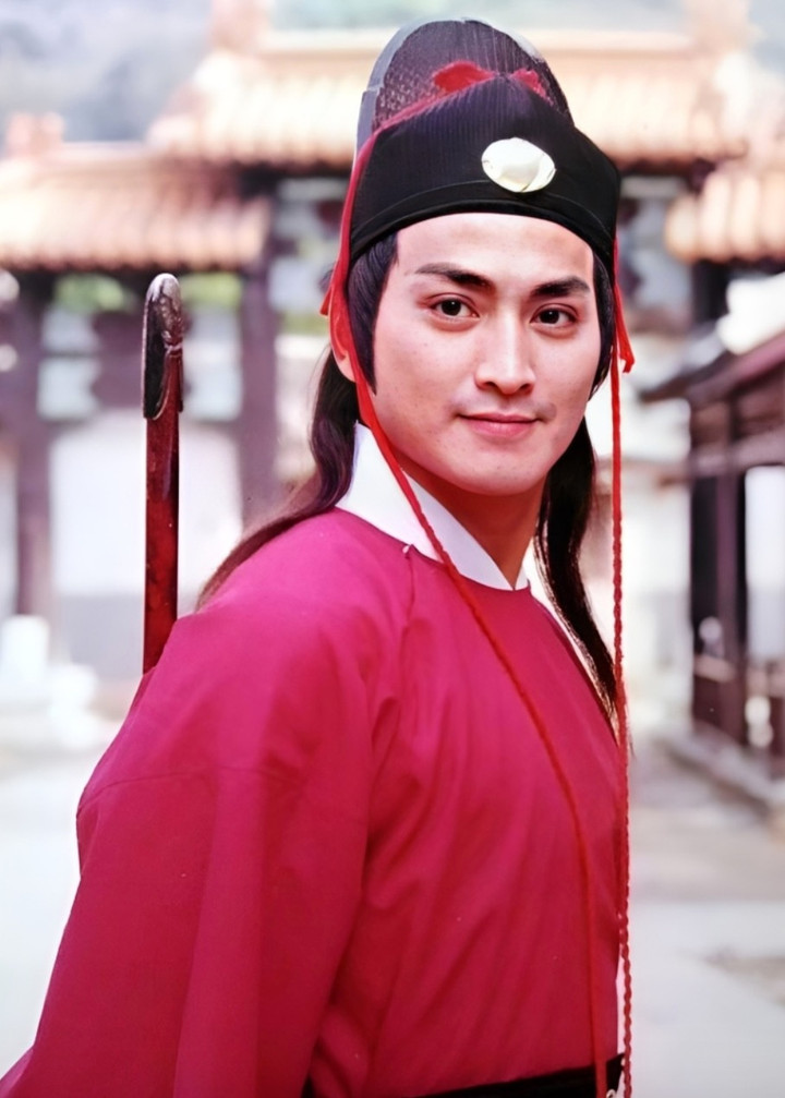 - Ảnh 2. Hà Gia Kính trong vai Triển Chiêu