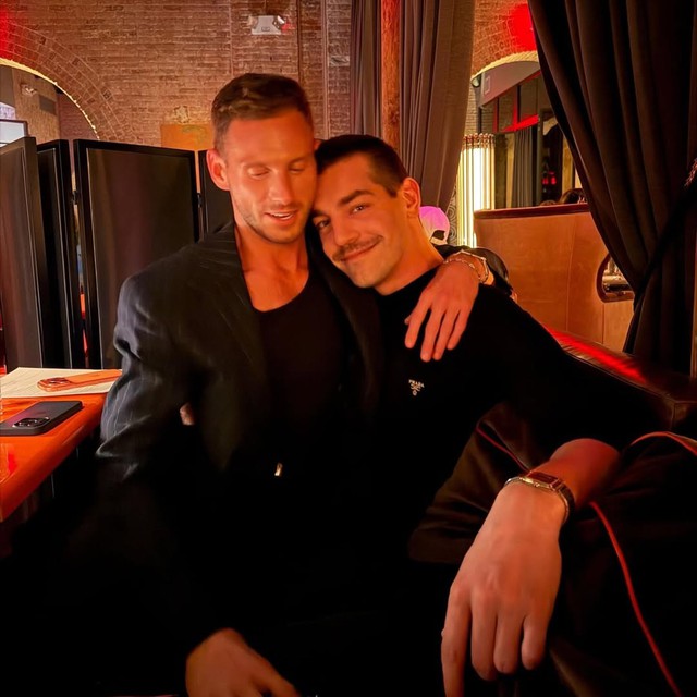 Fraser Olender và bạn trai Matt Rogers Fraser Olender cùng Matt Rogers công khai mối quan hệ