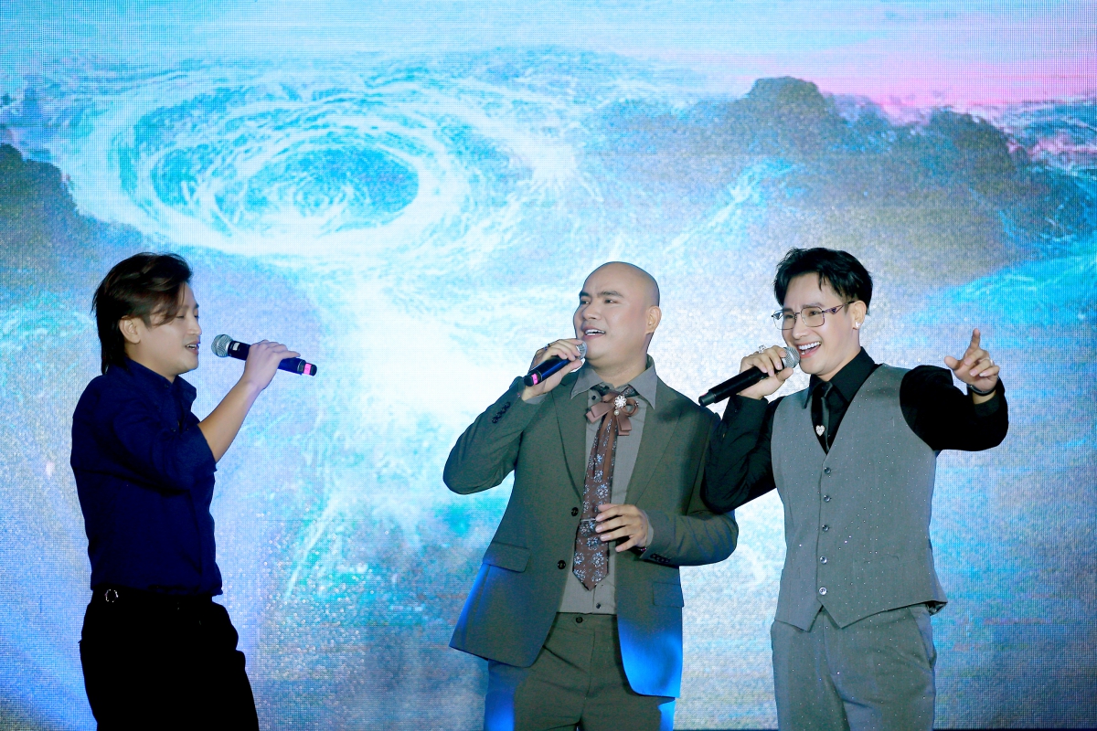 Ca nhạc sĩ A Tuân biểu diễn A Tuân biểu diễn trong sự kiện