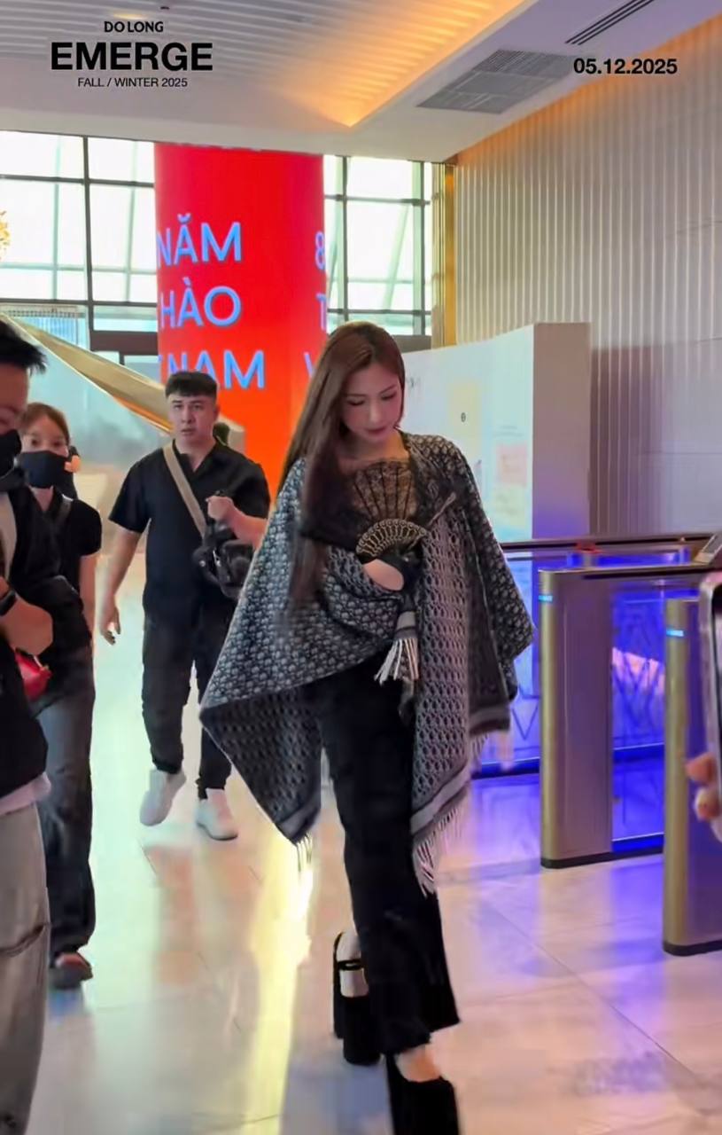 Hòa Minzy diện trang phục thanh lịch trước thềm thảm đỏ