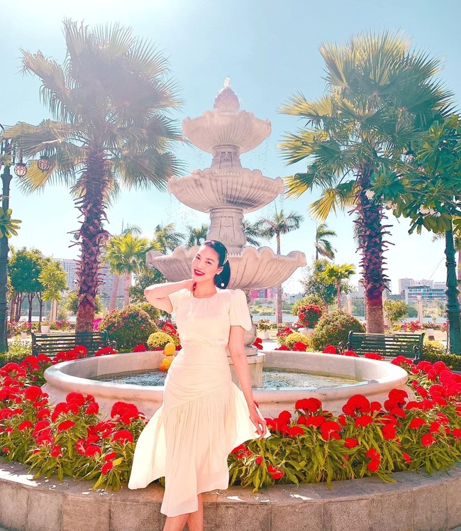 Đài phun nước cỡ lớn ngay sân trước biệt thự Đài phun nước biệt thự Lan Khuê