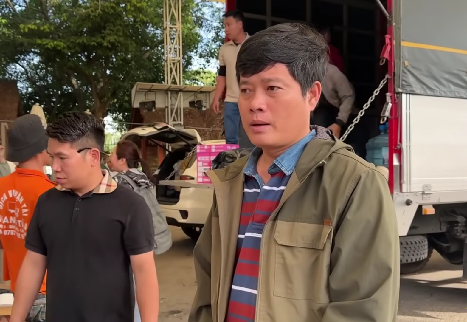 Khương Dừa cùng ekip trước khi xuất phát