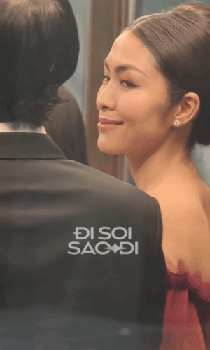 Hành động dễ thương của vợ chồng Hà Tăng khi phát hiện ống kính Hà Tăng và Louis Nguyễn vẫy tay chào