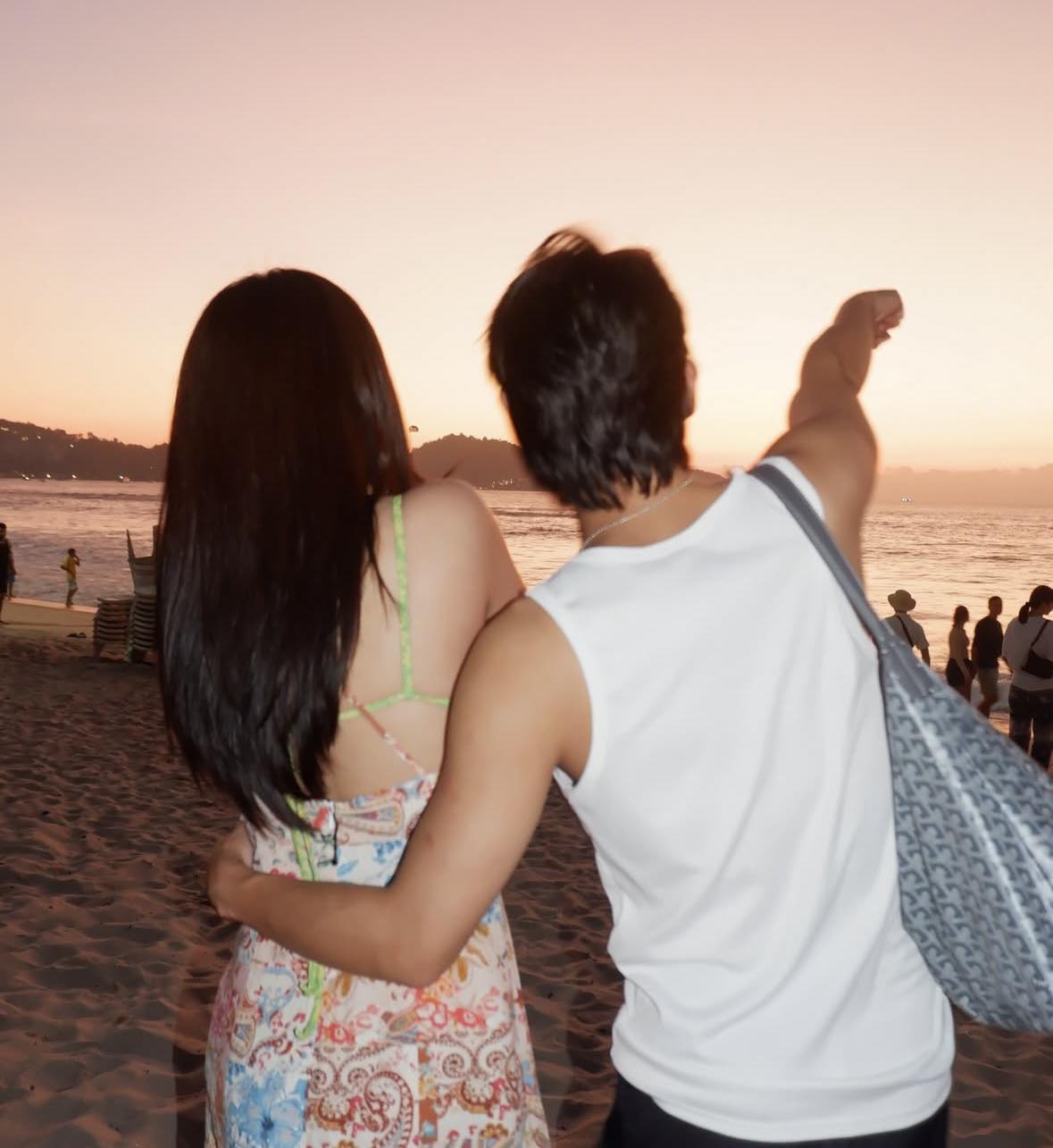 Bích Phương nắm tay, xoa vai tình tứ, còn Tăng Duy Tân thì cười không khép miệng- Ảnh 4. Tăng Duy Tân ôm eo bạn gái